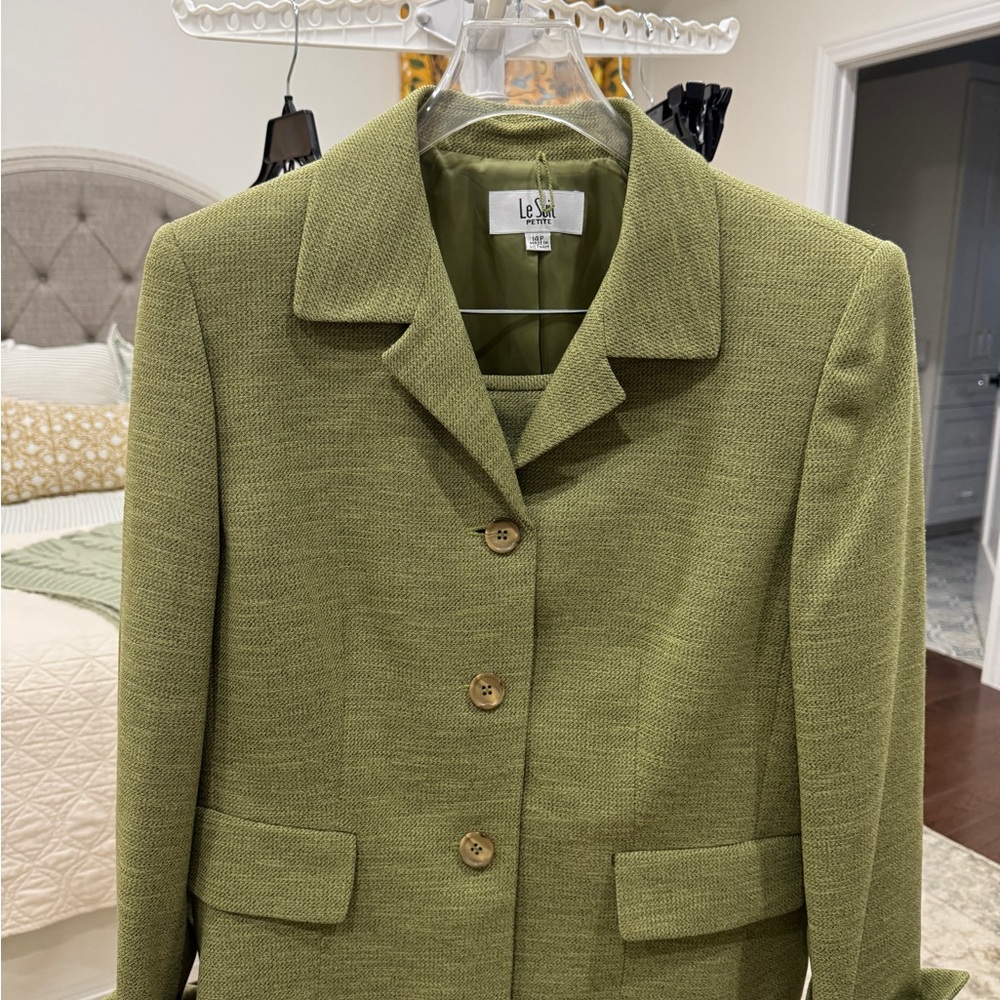 Le Suit Women's Green 2 piece suit